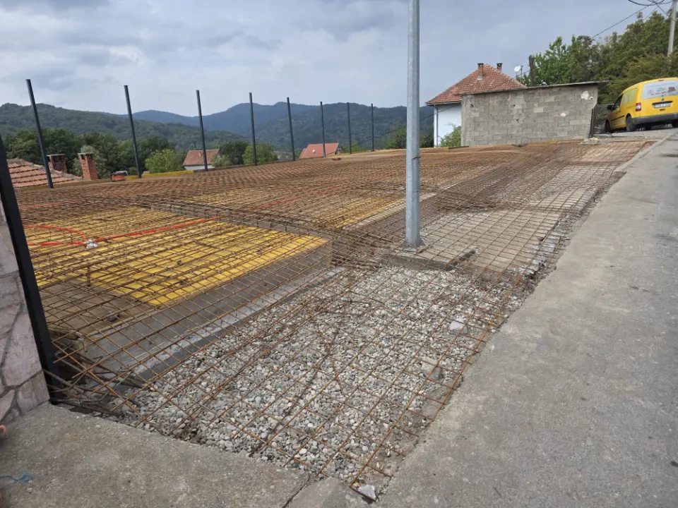 Armatura za betonsku ploču postavljena na gradilištu