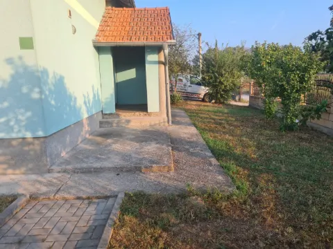 Betonska staza i ulaz uz kuću