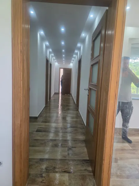 Hodnik s podnim pločicama u izgledu drveta i LED rasvjetom